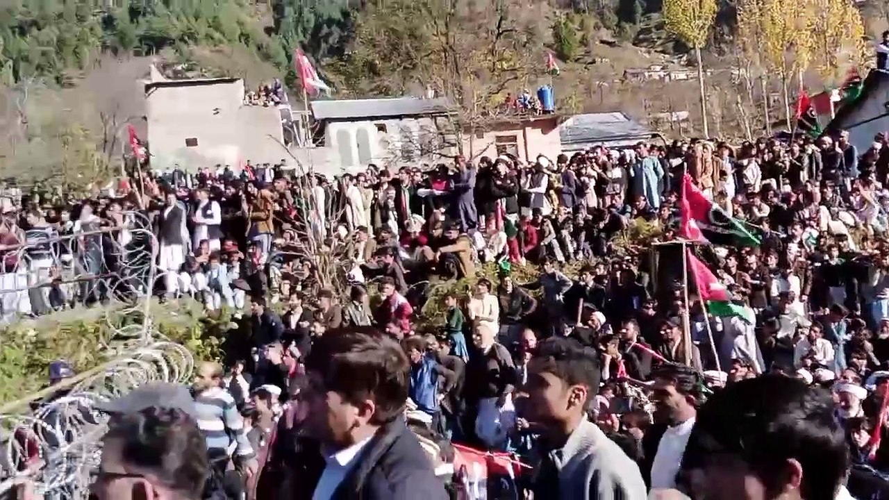 کسی سیاست دان کے ہاتھ صاف نہیں ہے | No politician hands are clean... I trust the people of Pakistan... The source of power is the people... We should solve the problems of the people... I ask for help from you people and students. ... You will not find