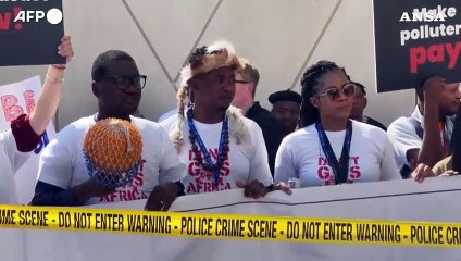 Cop28, attivisti simulano "scena del crimine climatico"