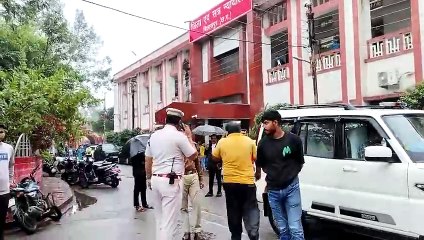 वसीम खान चहलकदमी करता हुआ