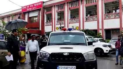 वसीम को गिरफ्तार कर ले जाती पुलिस