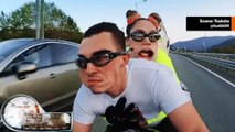 ロシアのバイク乗りとその後ろに乗っている人が、ヘルメットをかぶらずに時速300kmで走行するビデオを撮影