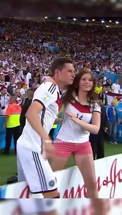 تنافس جمال زوجة لاعب كرة القدم على أرض الملعب جمال طبيعي"