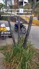 Policía ayuda a un adulto mayor a llevar su carretilla de plátanos y usuarios reaccionan: "Vale un Perú"