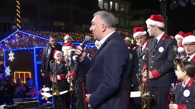 Φωταγωγήθηκε το Χριστουγεννιάτικο δέντρο στη Λαμία