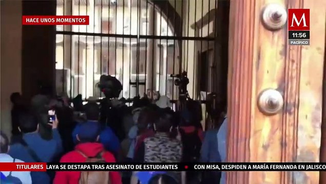 Maestros de la CNTE intentan irrumpir en la SEP tras marchar desde el Monumento a la Revolución