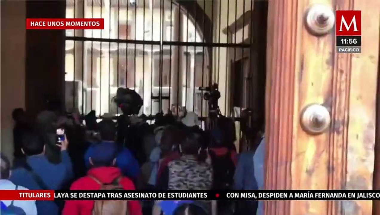 Maestros de la CNTE intentan irrumpir en la SEP tras marchar desde el Monumento a la Revolución