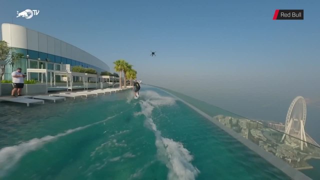 Brian Grubb se lanza al vacío desde un rascacielos en Dubái