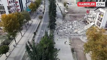 Ağır hasarlı bina Adıyaman'da kara yoluna yıkıldı