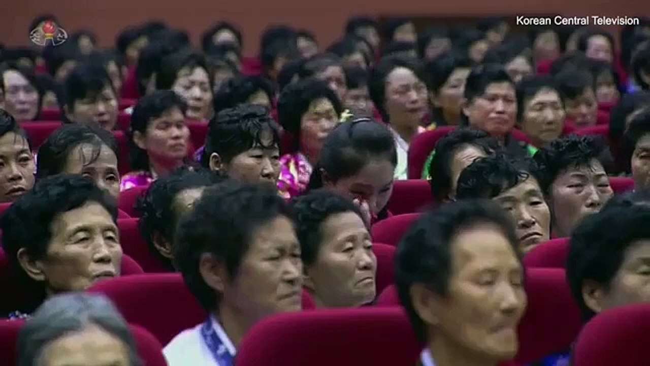 Ким Чен Ын плачет