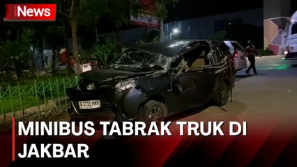 Minibus Ringsek Usai Seruduk Truk yang Menepi di Pinggir Jalan Jakbar