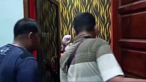 Bandar Narkoba Sembunyi di Atas Plafon Rumahnya saat Digerebek Polisi