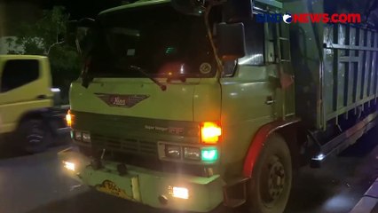 Ringsek Parah! Minibus Seruduk Truk yang Menepi di Pinggir Jalan Jakbar