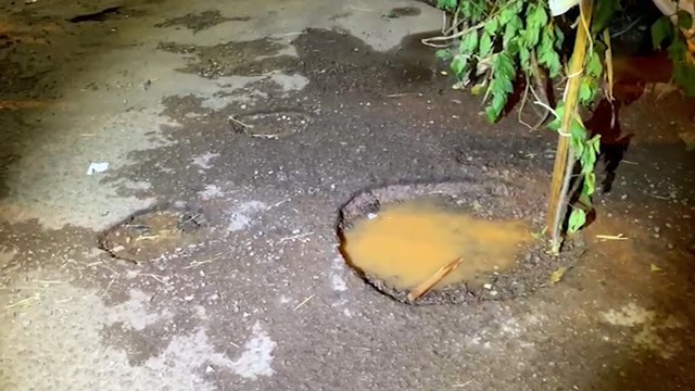 Buraco Natalino: moradores enfeitam buraco na Rua Jacutinga