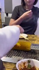 cewek cantik makan jagung panas