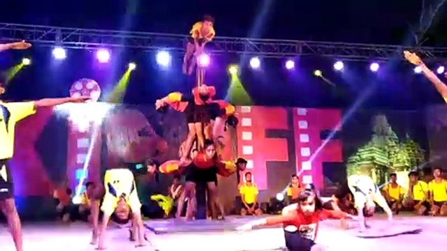 खजुराहो फिल्म फेस्टिवल में प्रस्तुति देते कलाकार