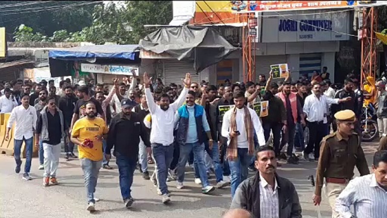 हत्या के विरोध में बांसवाड़ा बंद, निकाली रैली, किया प्रदर्शन