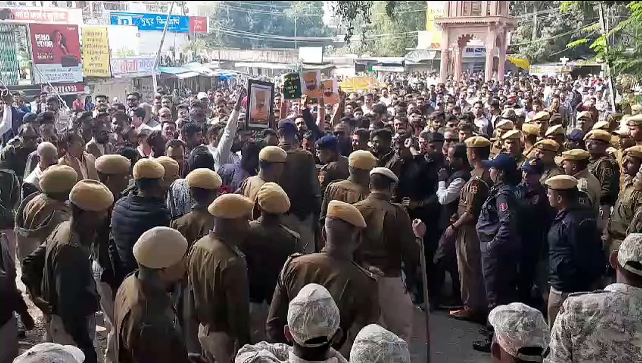 हत्या के विरोध में बांसवाड़ा बंद, निकाली रैली, किया प्रदर्शन