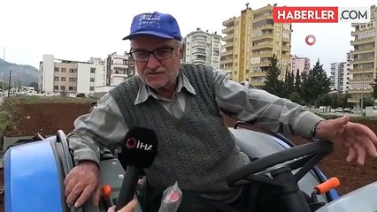 Tarımı milyonlara değişmiyor: Binaların arasında kalan tarlasında üretim yapıyor