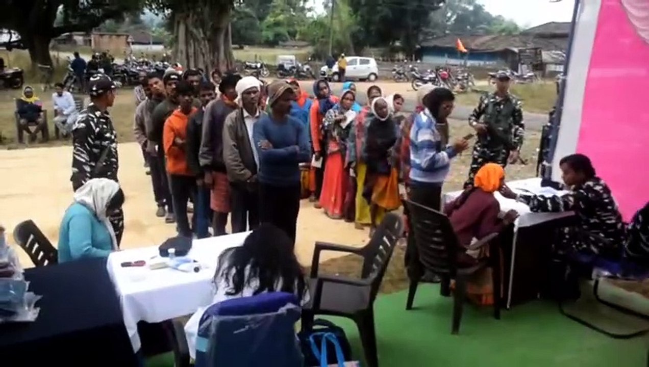 नि:शुल्क चिकित्सा शिविर में स्वास्थ्य परीक्षण क...
