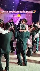 Abuelita vestida de terno no dudó en bailar con su nieta porque el padre no se presentó