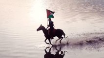 Atlı okçu Hamza Şanlı, Tuz Gölü'nde at üstünde Filistin bayrağı dalgalandırdı!