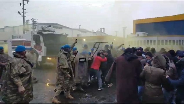 Direnişteki Özak Tekstil işçilerine jandarmadan biber gazlı müdahale
