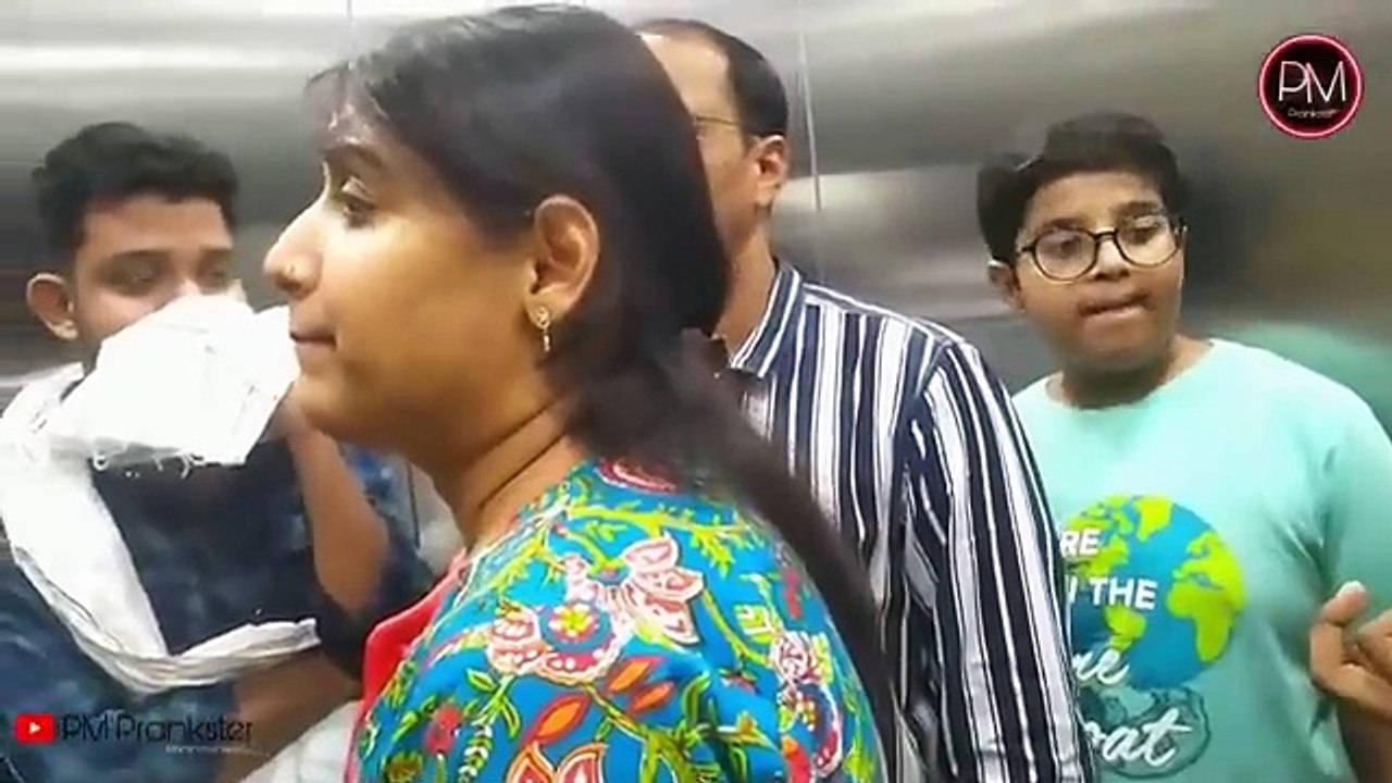 Best_Reaction_Ever_।।_ये_नहीं_देखा_तो_क्या_देखा_।।Lift_Prank_।।_Top-8_Reactions__@pmprankster__(360p)