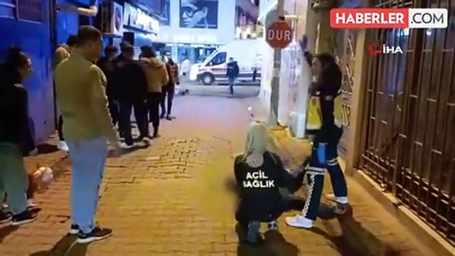 Yolda yürüyen yaşlı adamı tekme tokat döverek gasp ettiler! Dehşet anları kamerada
