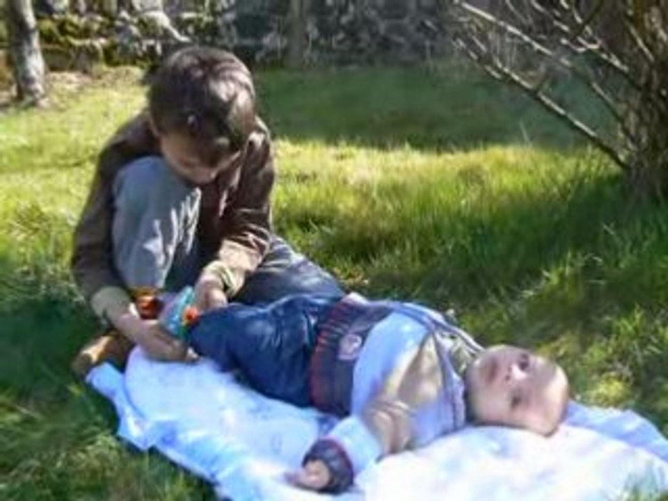 29 mars 2008  Guilhem met les chaussons d'Isaac