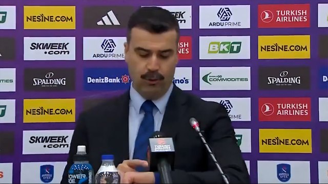 Anadolu Efes Başantrenörü Erdem Can telefonu çalan basın mensubuna: Tabii geç oldu, hanım arıyordur…