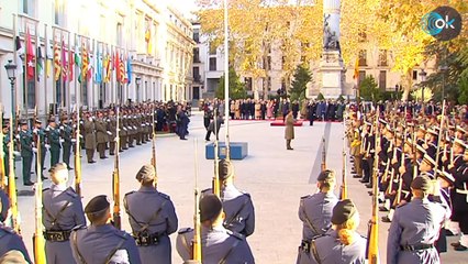 El himno de España vuelve a desconcertar durante el izado de la bandera por el Día de la Constitución