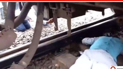 BREAKING: पटरी पर बैठ कर कर रहे थे प्रदर्शन, तभी आंदोलनकारियों के ऊपर से गुजरी ट्रेन..