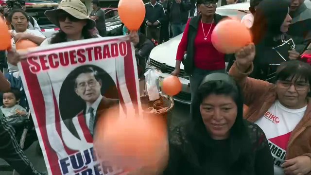 Comemoração e protestos após ordem de libertação de Alberto Fujimori no Peru