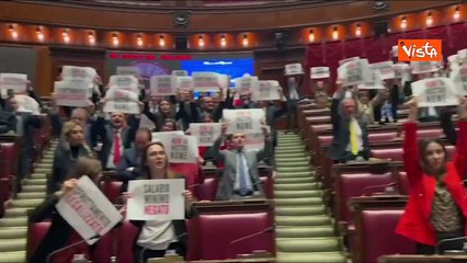 Salario minimo, ? bagarre in Aula. Opposizione grida "vergogna" e mostra cartelli: "Non in mio nome"