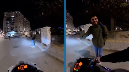 Motosiklet sürücüsü ile yaya arasındaki ‘yol verme’ inadı güldürdü