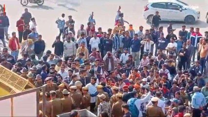 बीकानेर: गोगामेडी की हत्या के विरोध में सड़कों पर उतरे लोग, कलेक्टर को सुनाई खरी खोटी