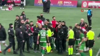 Video herunterladen: Bölgesel Amatör Lig'de ortalık karıştı! Büyük gerginlik