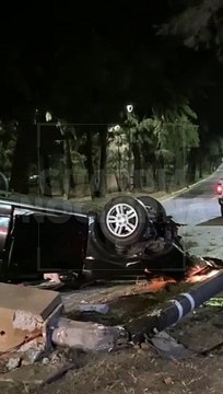 #Preliminar Con las llantas hacia el cielo fue como terminó un vehículo tras volcar y arrancar una luminaria de raíz, los tripulantes se dieron a la fuga. Esto ocurrió sobre avenida Patria, frente al bosque de Los Colomos #GuardiaNocurna