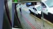 Vídeo: Buraco se abre no meio de calçada e ‘engole’ mulher