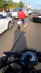 Ce motard fait tout son possible pour permettre à cette famille de se rendre aux urgences