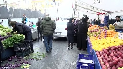 Les commerçants n'ont pas pu ouvrir de stands à Gaziosmanpaşa en raison de véhicules oubliés sur le marché
