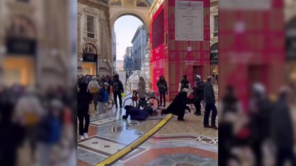 Milano, i lavori in Galleria diventano trappola... Tutti giù per terra