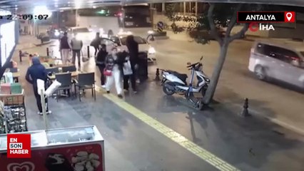 Yayalar kamyonetin altında kalmaktan saniyelerle kurtuldu