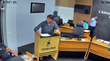 Em declaração racista, vereador cobra "serviço de gente branca"