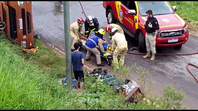 Homem sofre TCE grave é precisa ser entubado após tombamento de carreta no Contorno Oeste