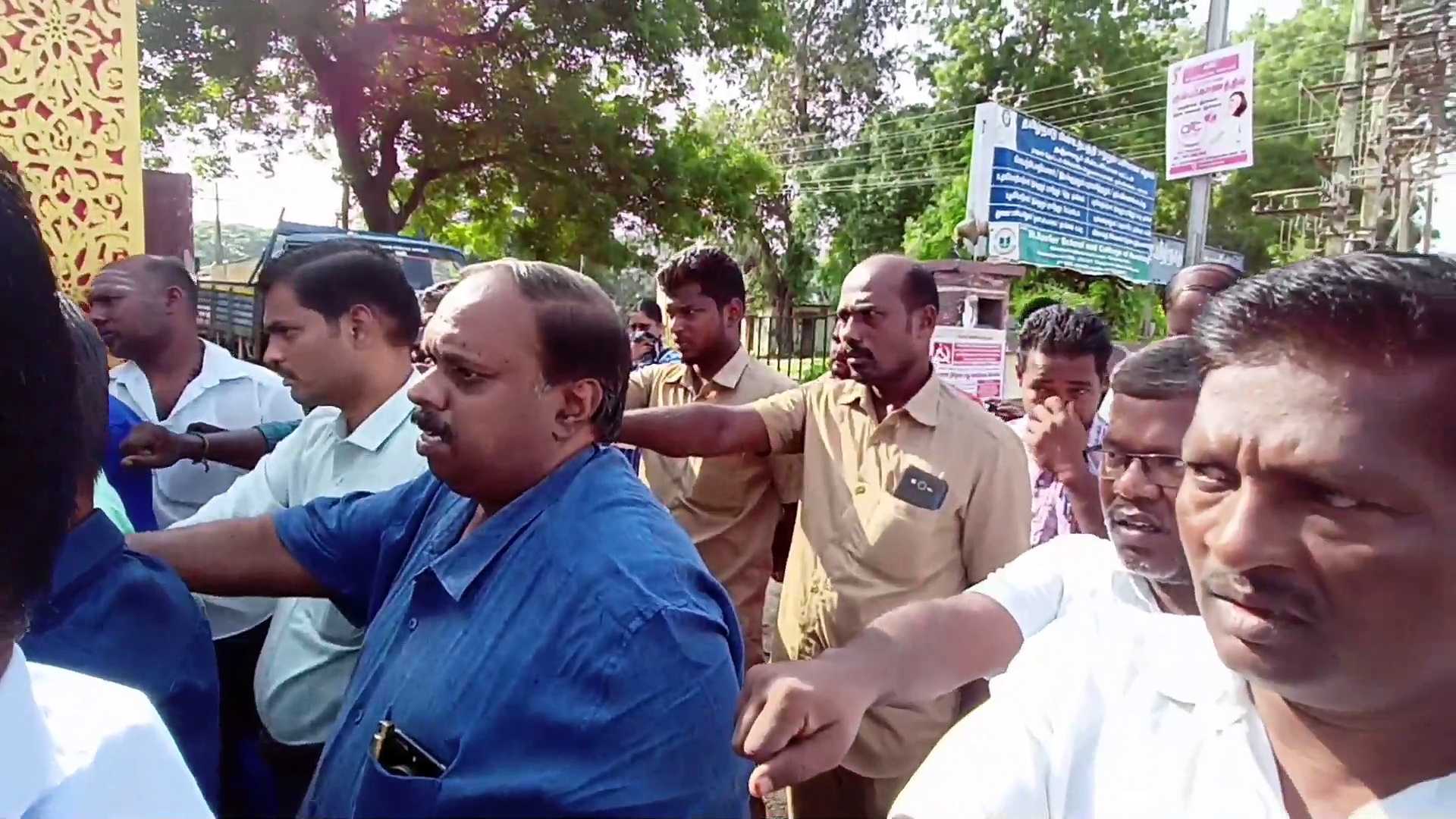 அம்பேத்கரின் நினைவு தினத்தை முன்னிட்டு கும்பகோணத்தில் அரசியல் கட்யினர் மாலை அணிவித்து மரியாதை