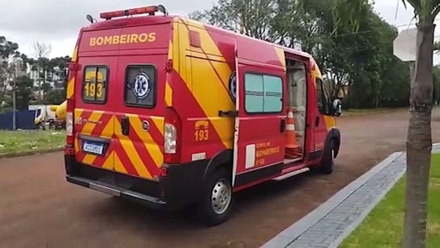 Idosa é socorrida pelo Siate após cair na calçada
