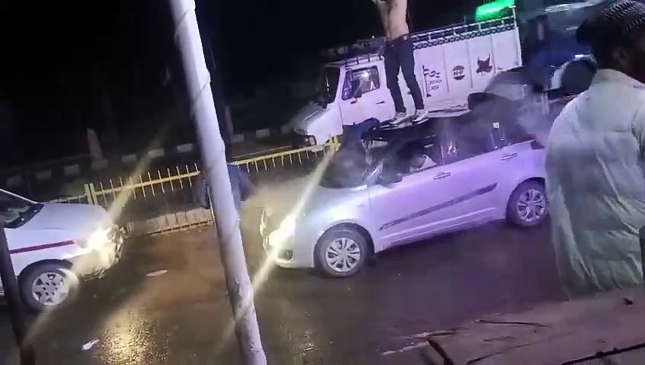 हिमाकत: पुलिस के सामने अर्द्धनग्न युवक ने कार की छत पर चढ़कर किया नृत्य