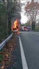 Via del Mare, furgone in fiamme