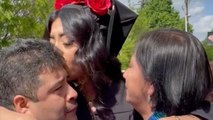 Graduada De Primera Generación Pone Capucha Y Estola A Sus Padres Para Agradecerles
